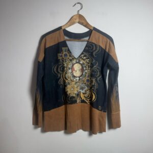 Camisa de Manga Comprida com Estampa Barroca e Detalhes em Marrom e Azul – tam P