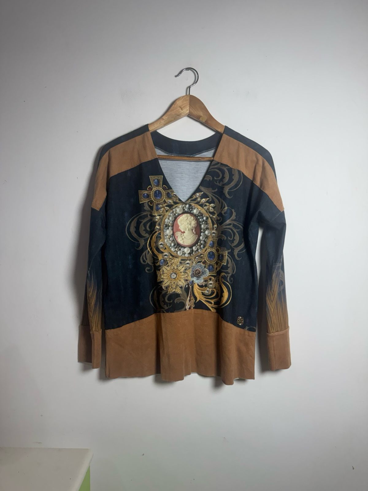 Camisa de Manga Comprida com Estampa Barroca e Detalhes em Marrom e Azul – tam P