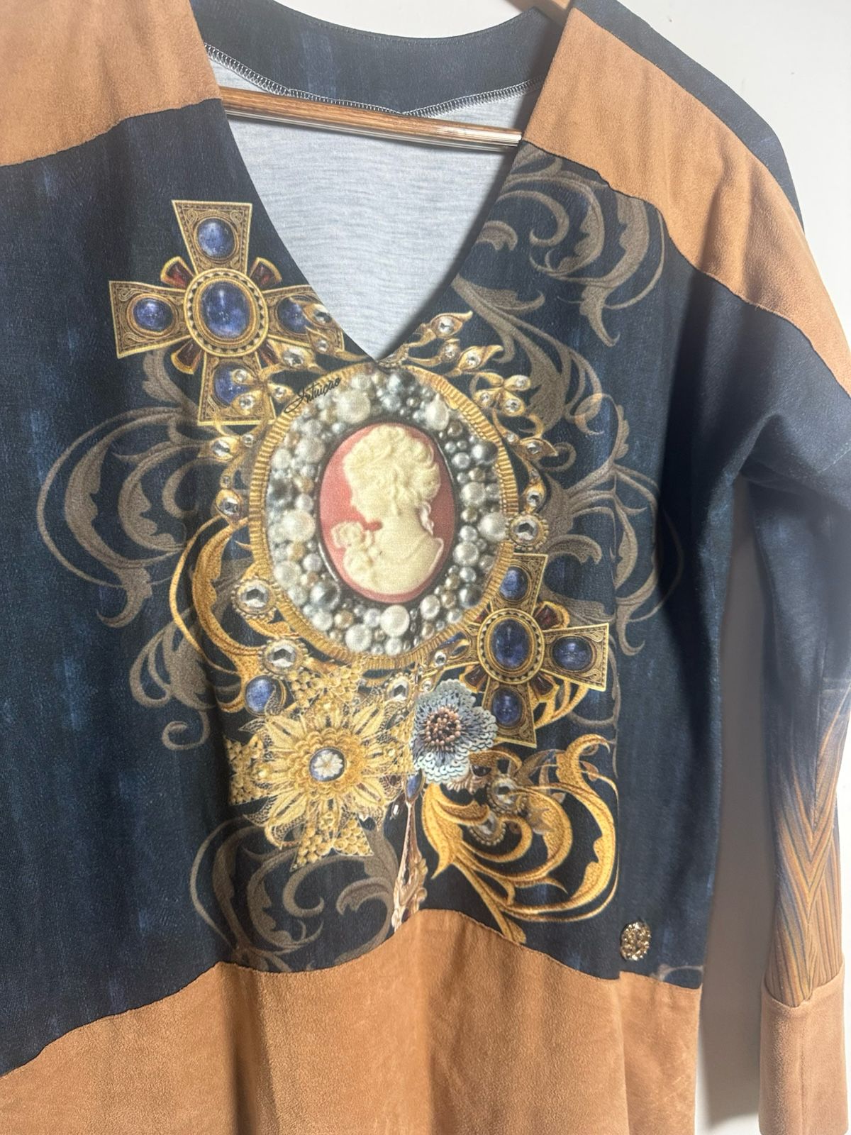 Camisa de Manga Comprida com Estampa Barroca e Detalhes em Marrom e Azul – tam P - Imagem 3