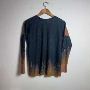 Camisa de Manga Comprida com Estampa Barroca e Detalhes em Marrom e Azul – tam P