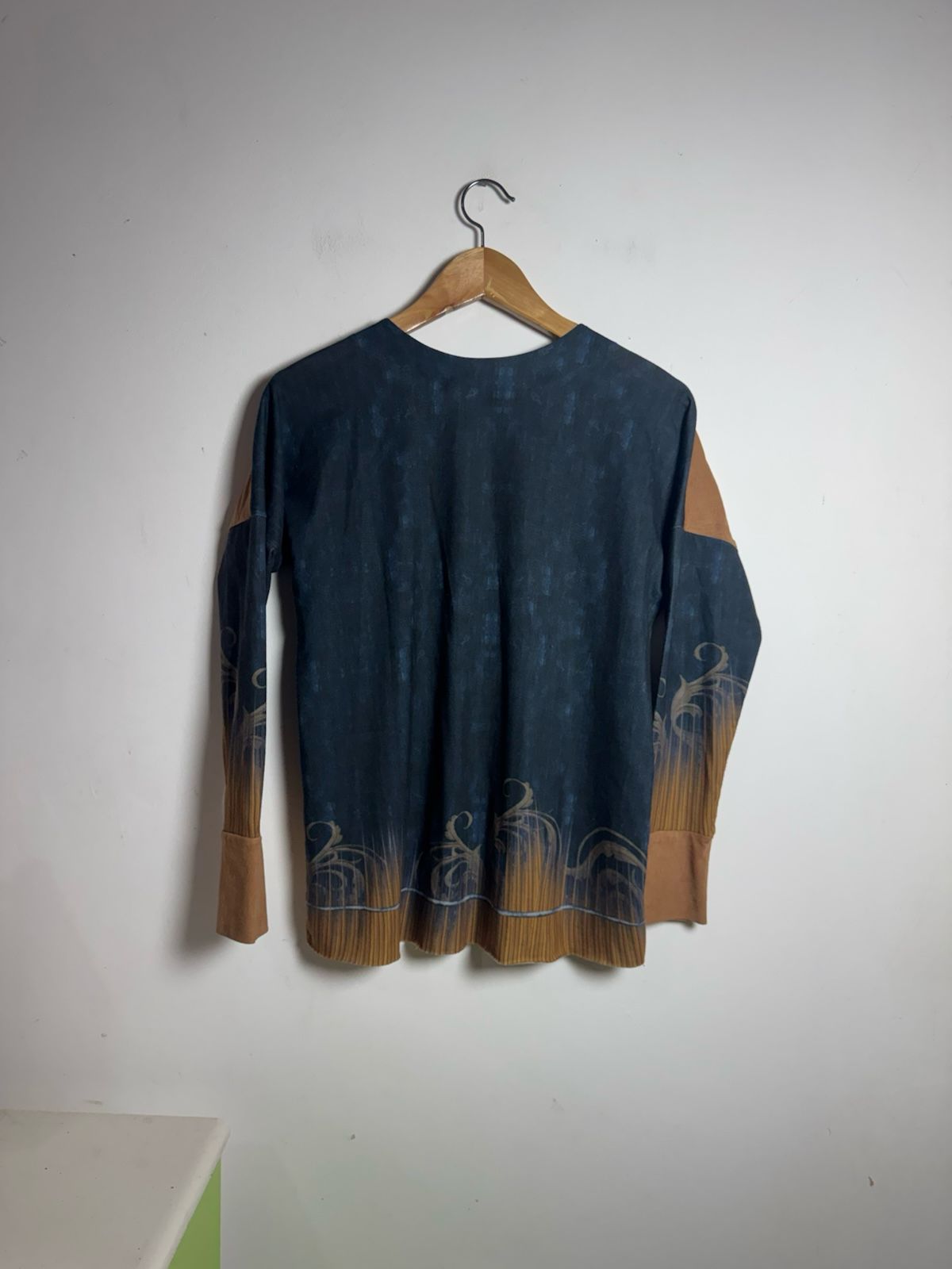 Camisa de Manga Comprida com Estampa Barroca e Detalhes em Marrom e Azul – tam P - Imagem 2