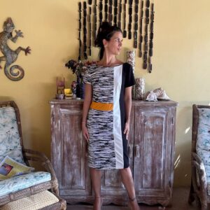 Vestido Estampado P&B Color Block com Faixa Mostarda – Cholet – tam 40