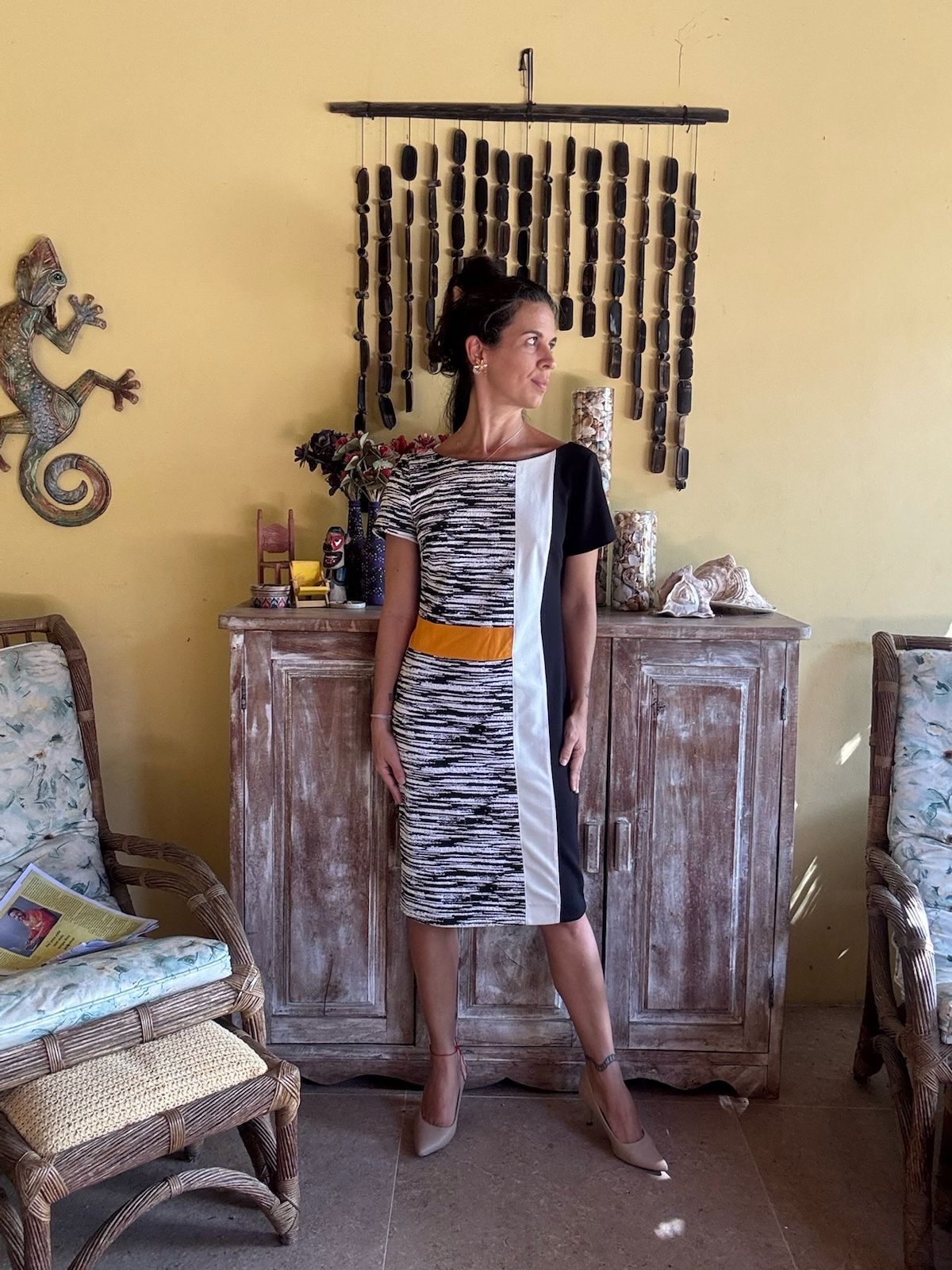 Vestido Estampado P&B Color Block com Faixa Mostarda – Cholet – tam 40