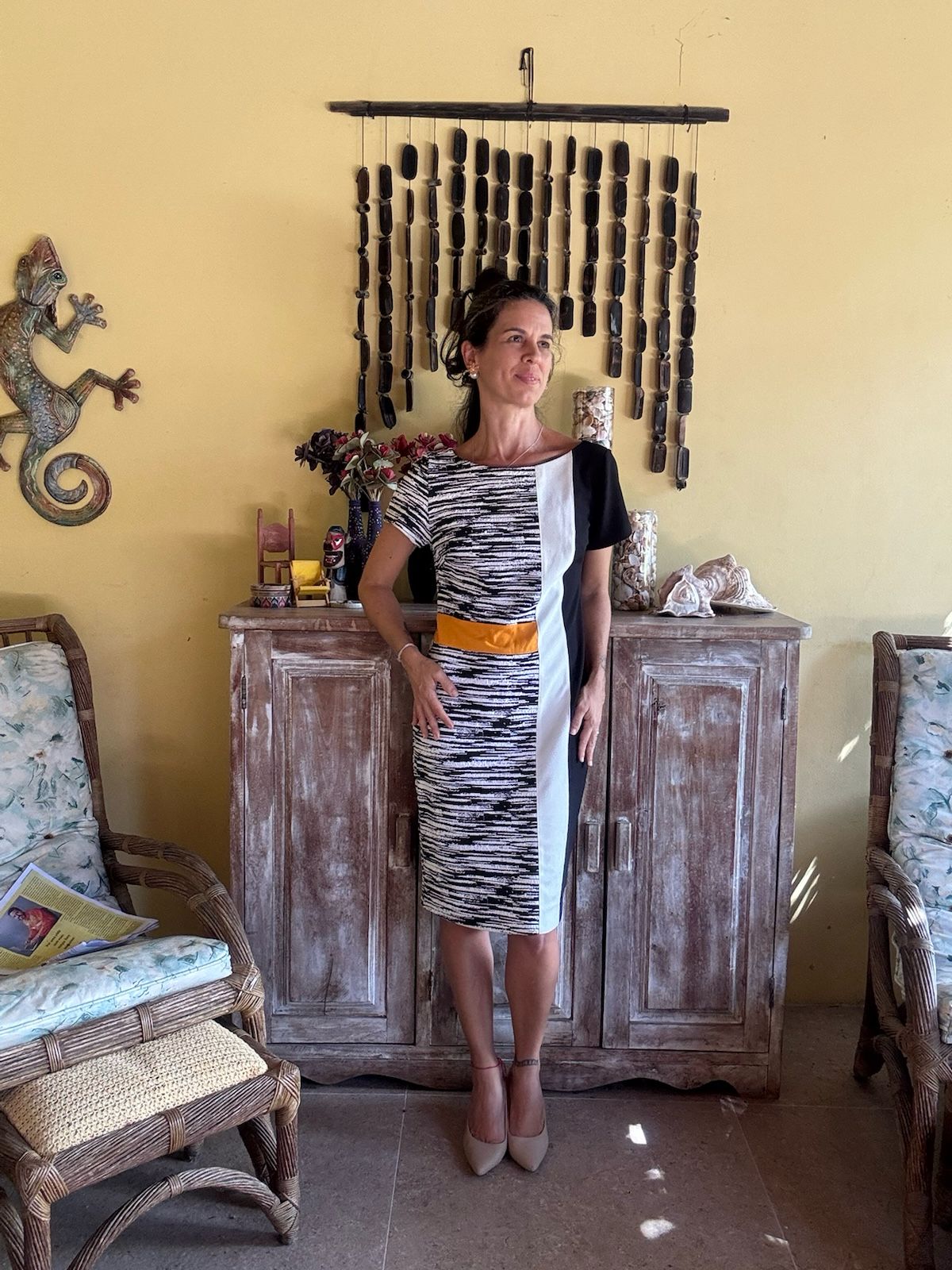 Vestido Estampado P&B Color Block com Faixa Mostarda – Cholet – tam 40 - Imagem 4