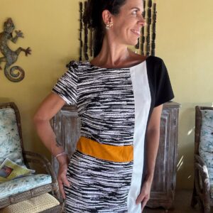 Vestido Estampado P&B Color Block com Faixa Mostarda – Cholet – tam 40