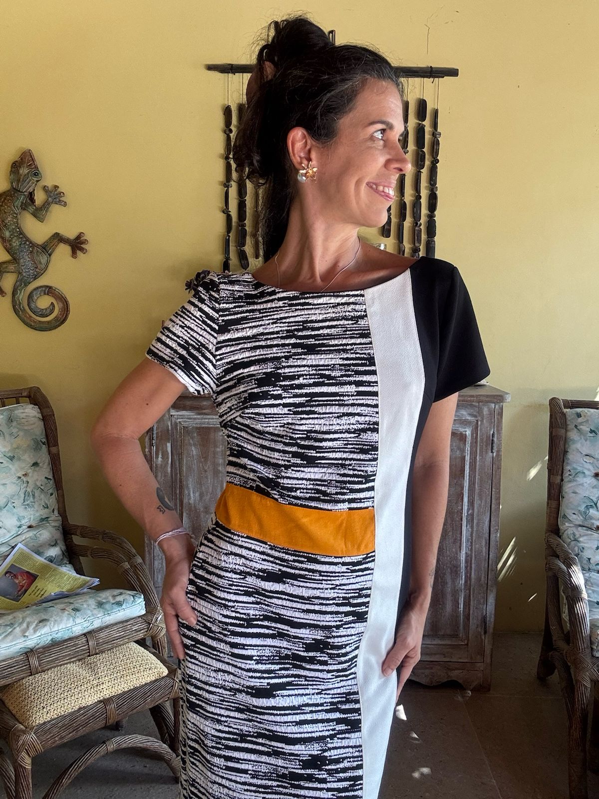 Vestido Estampado P&B Color Block com Faixa Mostarda – Cholet – tam 40 - Imagem 2