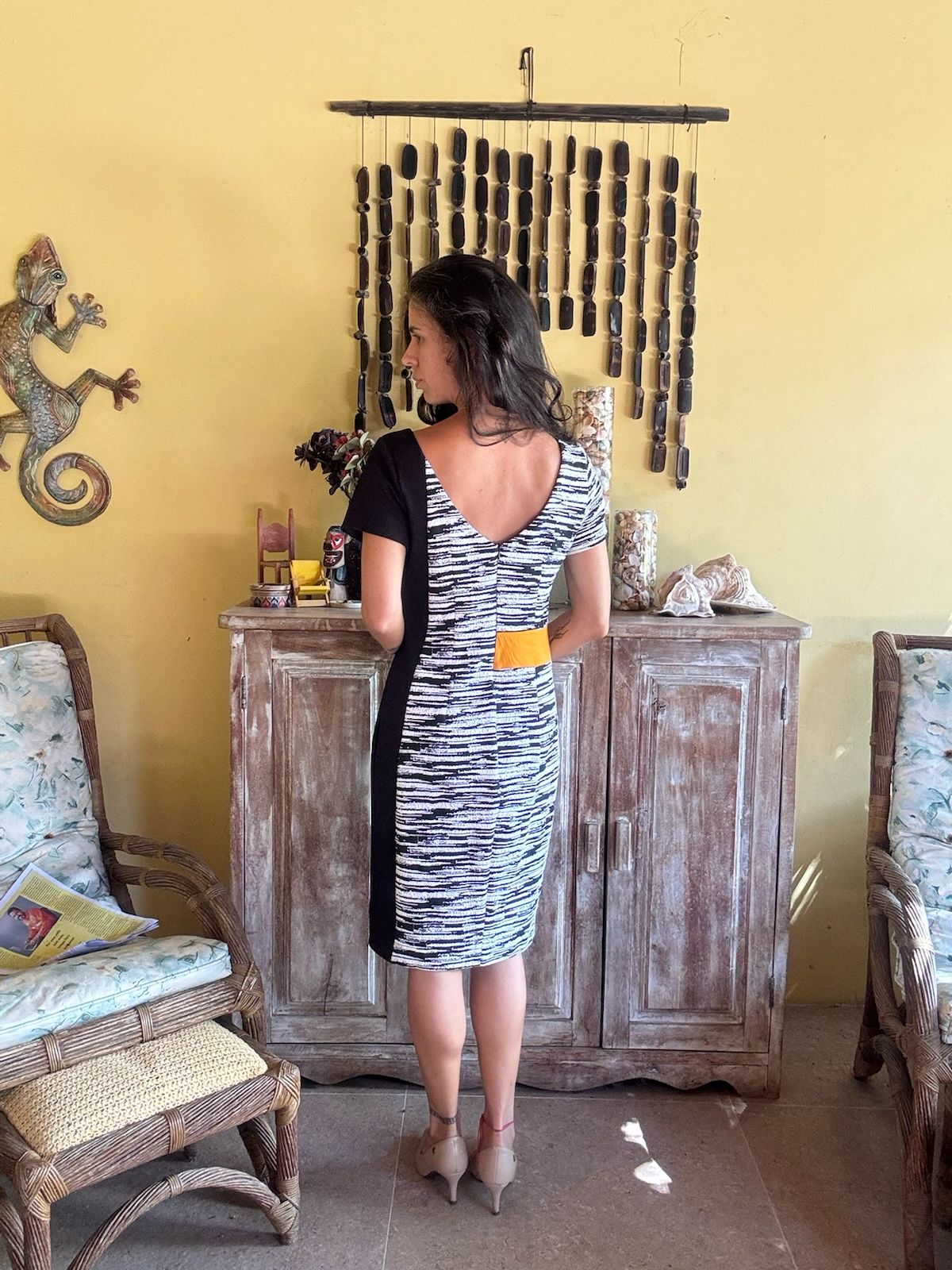 Vestido Estampado P&B Color Block com Faixa Mostarda – Cholet – tam 40 - Imagem 3