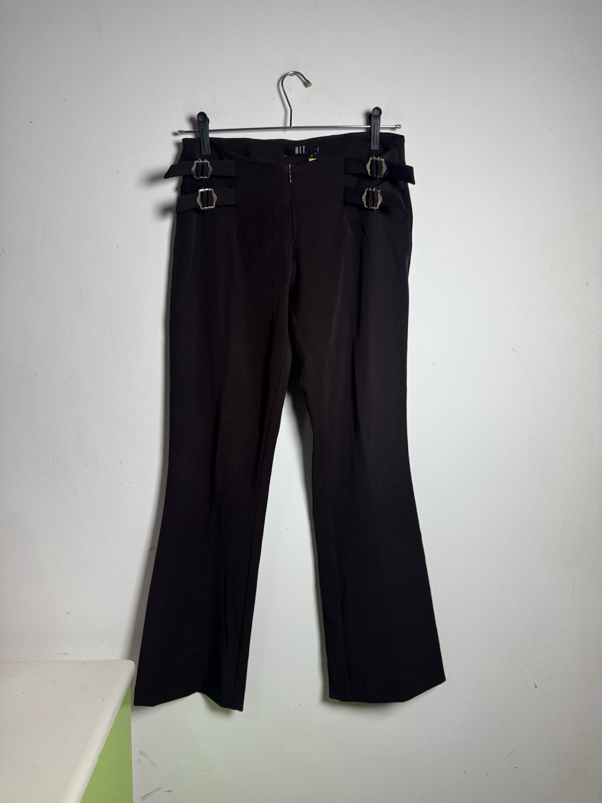Calça Marrom com Fivelas Decorativas – Hit – tam P - Imagem 2