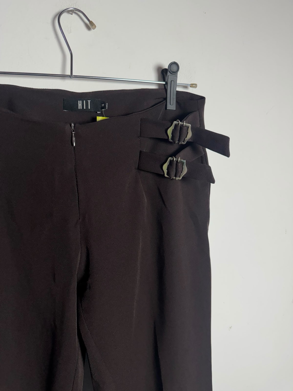 Calça Marrom com Fivelas Decorativas – Hit – tam P - Imagem 3