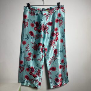 Calça Pantacourt em Cetim Estampada Floral Azul e Rosas – Periodo Fértil – tam M