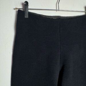 Calça Preta Justa com Textura Canelada – tam 38