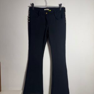 Calça Preta com Tachas Douradas e Barra Flare – Morina – tam P