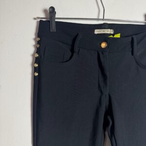 Calça Preta com Tachas Douradas e Barra Flare – Morina – tam P