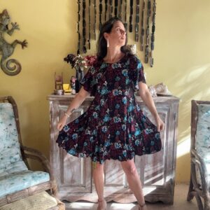 Vestido Preto com Estampa Floral e Decote nas Costas – tam G