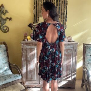 Vestido Preto com Estampa Floral e Decote nas Costas – tam G