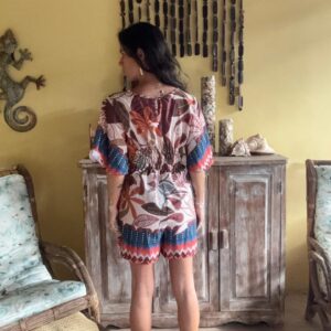 Macaquinho Estampado Floral e Étnico Transpassado – tam P