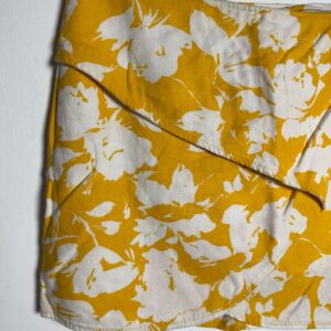 Saia Curta Amarelo e Branco Estampada – tam P