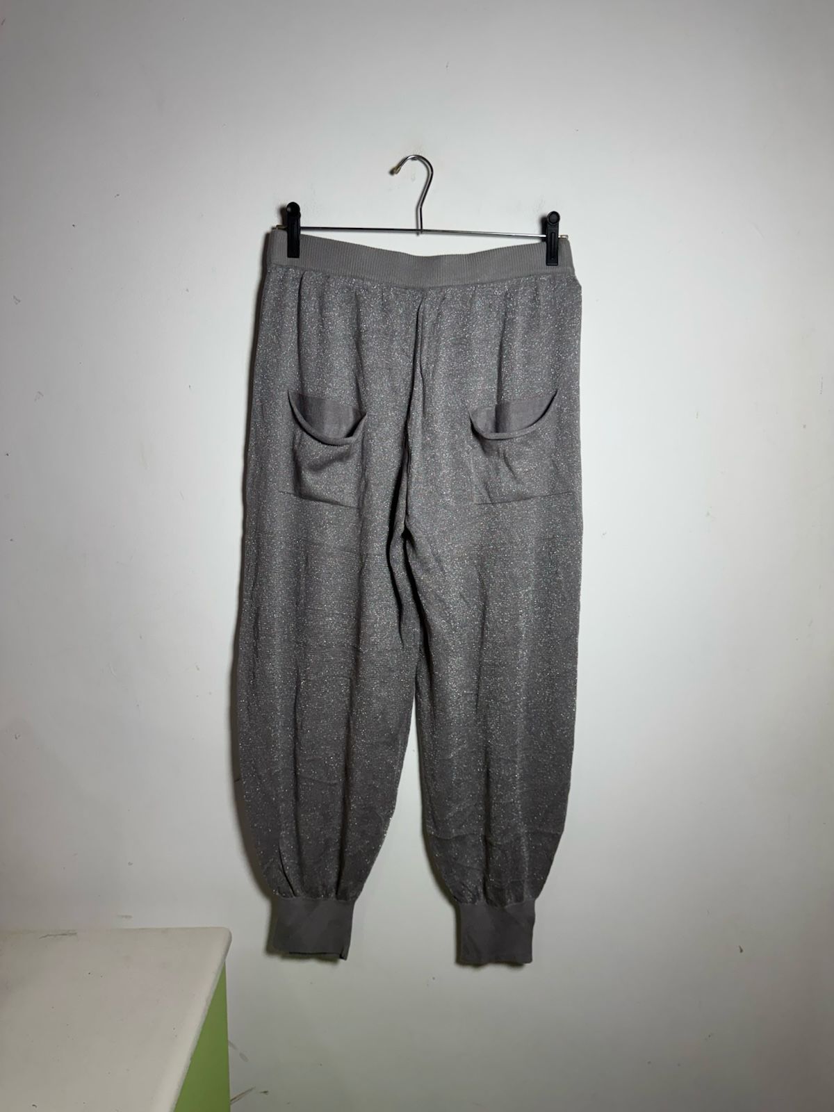 Calça Jogger com Glitter Prateada – tam M - Imagem 3
