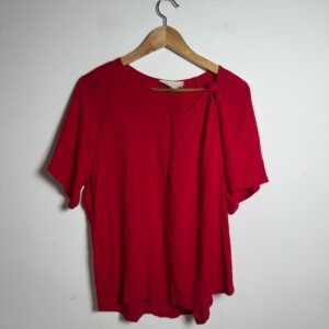 Camisa Vermelha com Detalhe de Nó – Maria Valentina – tam P veste M