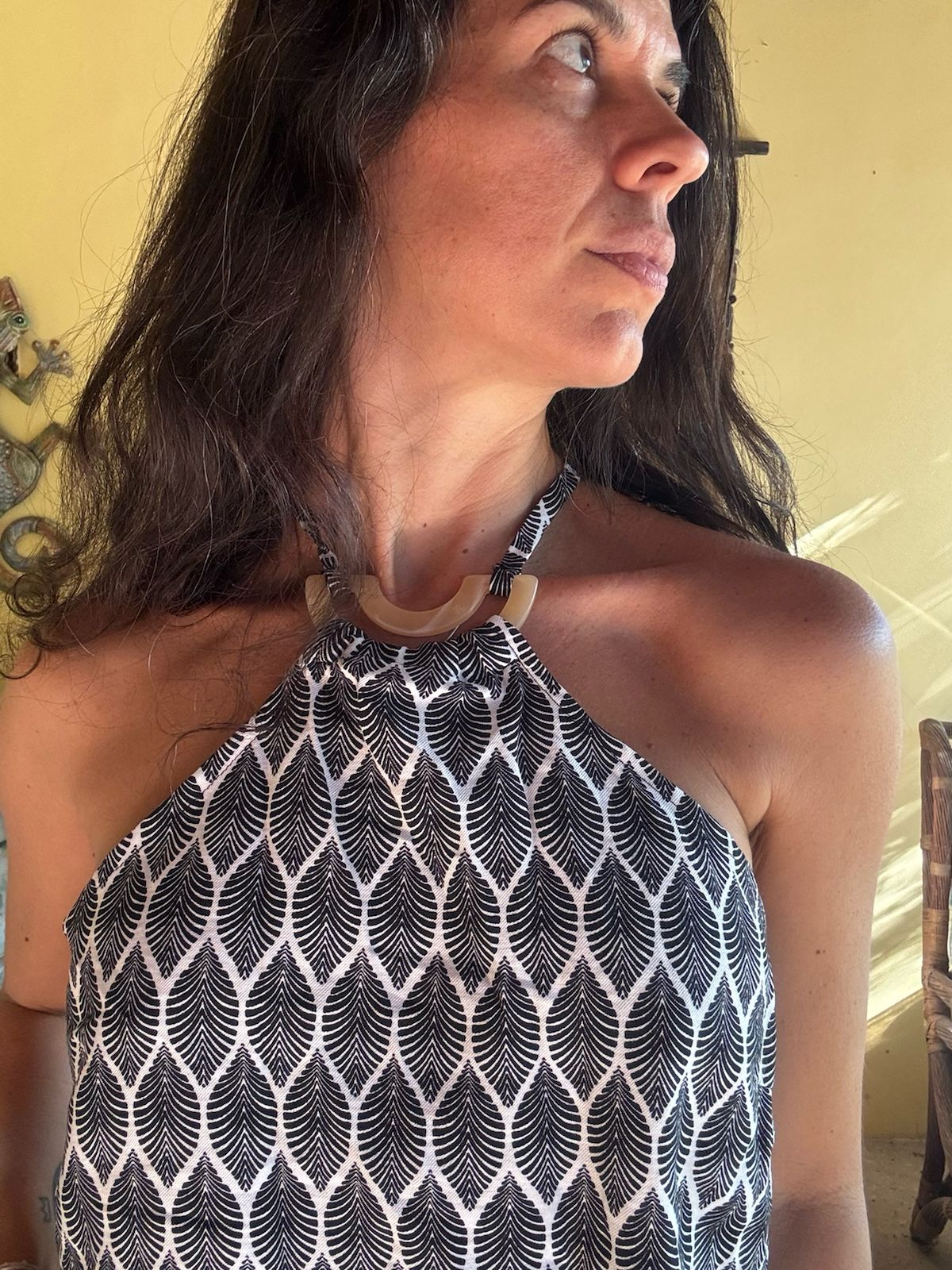 Blusa Halter com Anel de Madeira Estampa Folhas Preto e Branco – tam G - Imagem 3