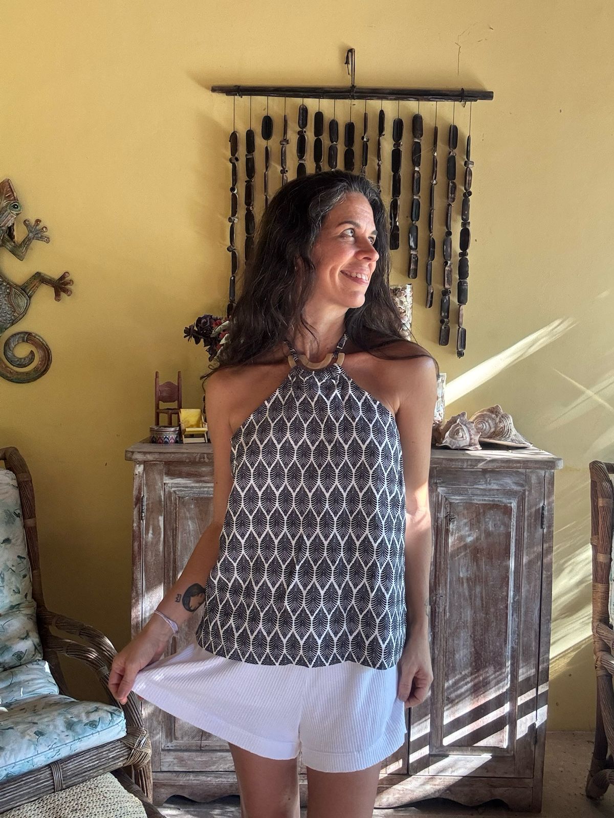 Blusa Halter com Anel de Madeira Estampa Folhas Preto e Branco – tam G