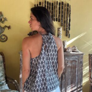 Blusa Halter com Anel de Madeira Estampa Folhas Preto e Branco – tam G