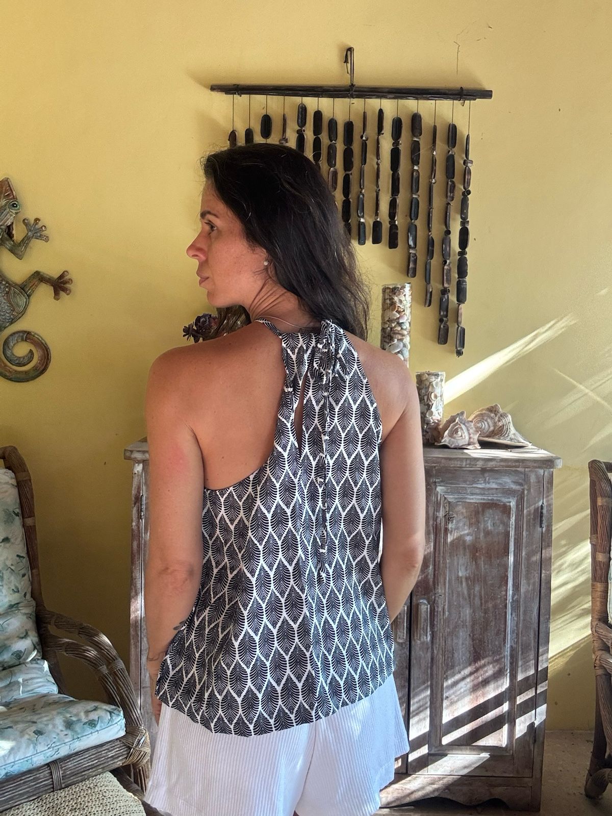 Blusa Halter com Anel de Madeira Estampa Folhas Preto e Branco – tam G - Imagem 2