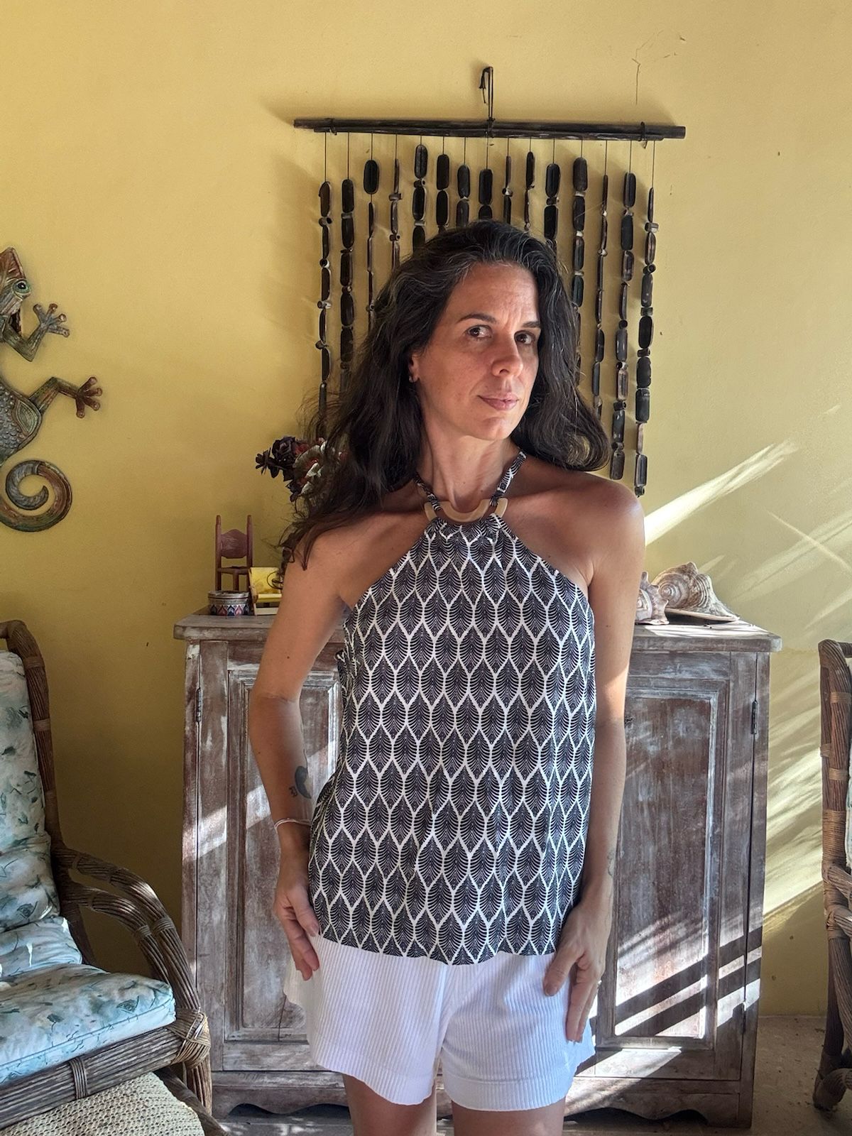 Blusa Halter com Anel de Madeira Estampa Folhas Preto e Branco – tam G - Imagem 4