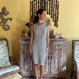 Vestido Justo Listrado Preto e Branco com Detalhe Geométrico – Marisa – tam P