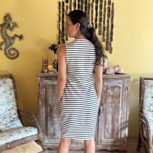 Vestido Justo Listrado Preto e Branco com Detalhe Geométrico – Marisa – tam P