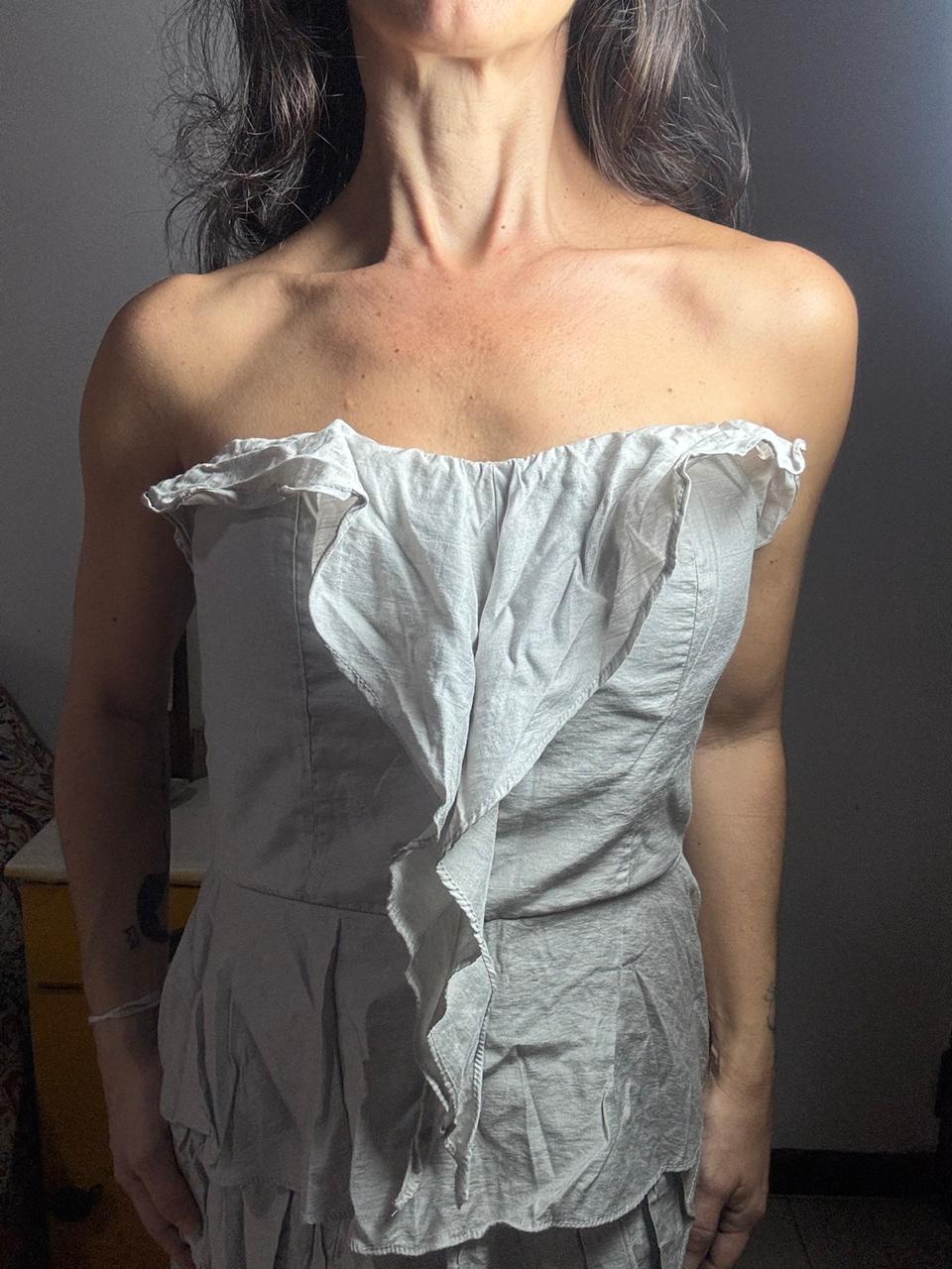 Vestido Tomara que Caia Cinza com Babados Frontais e Saia em Camadas – Velloche – tam P - Imagem 3