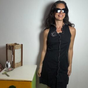 Vestido Preto com Gola Franzida e Detalhes Brancos – Nabilera – tam PP