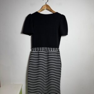 Vestido Preto e Branco Listrado Gola V e Amarração na Cintura – tam M