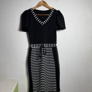 Vestido Preto e Branco Listrado Gola V e Amarração na Cintura - tam M
