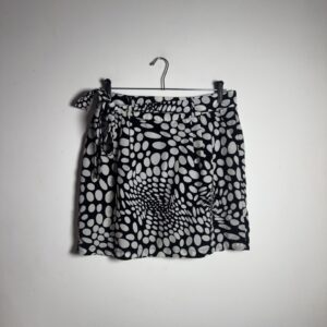 Saia Curta Estampada Abstrata Preta e Branca – tam 42