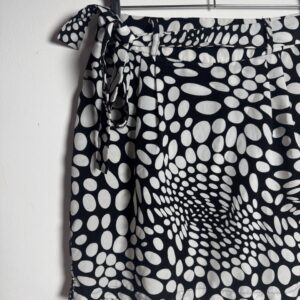 Saia Curta Estampada Abstrata Preta e Branca – tam 42