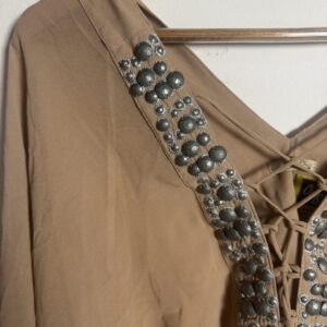 Blusa Bege Transparente com Decote V Laço, Aplicação de Pedrarias e Pena – tam P