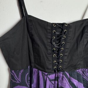Vestido Curto Preto com Estampa Roxo e Verde, Amarração Frontal– tam P