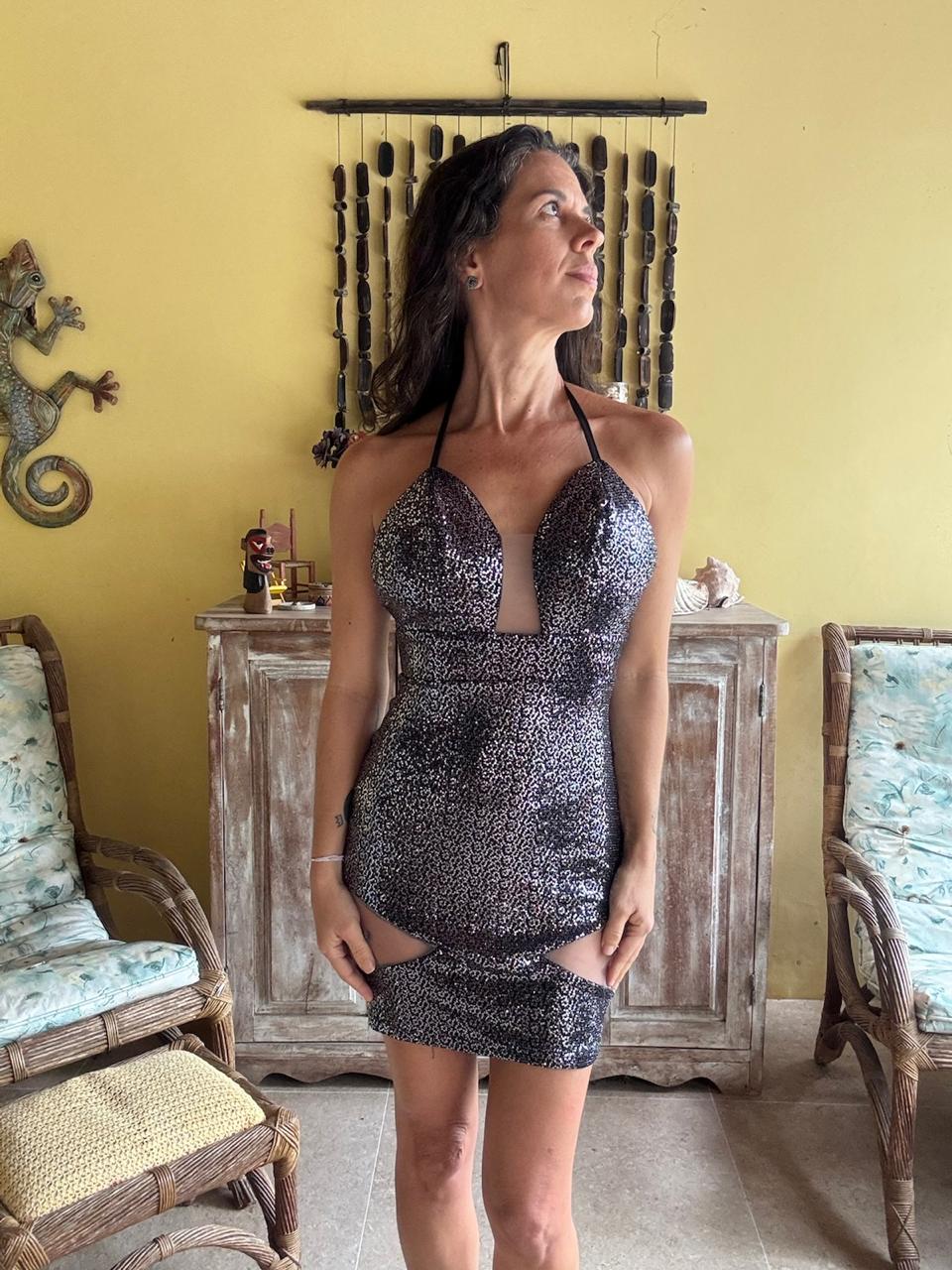 Vestido Curto de Paetês Halter com Bojo e Recortes – Drimy – tam M