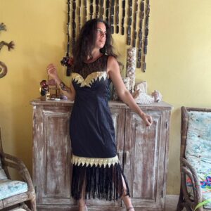 Vestido Preto Dourado com Renda e Franjas – Kar Mani – tam G