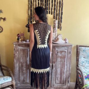 Vestido Preto Dourado com Renda e Franjas – Kar Mani – tam G