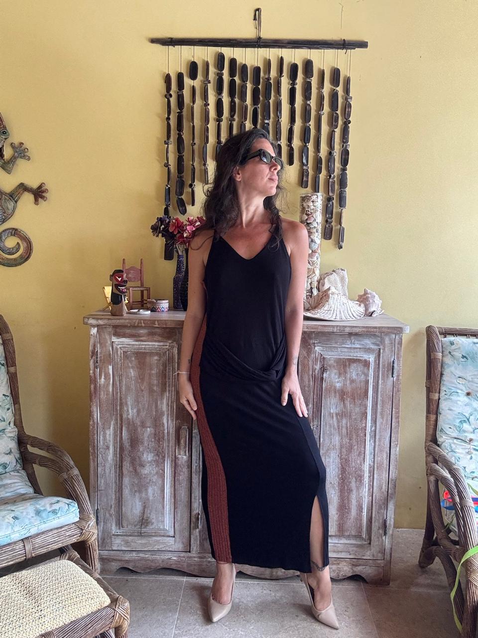 Vestido Longo Preto Canelado com Faixa Lateral Marrom – Luigi Bertolli – tam GG