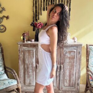 Vestido Curto Branco com Decote Lateral e Amarração nas Costas – Dany Closet – tam M