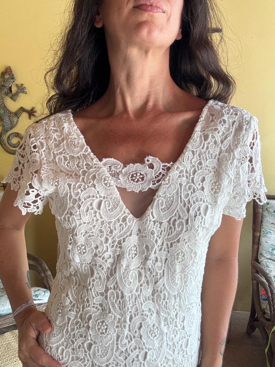 Vestido de Renda Branco com Decote V e Mangas Curtas – tam G - Imagem 3