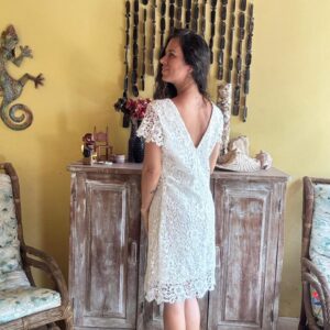 Vestido de Renda Branco com Decote V e Mangas Curtas – tam G