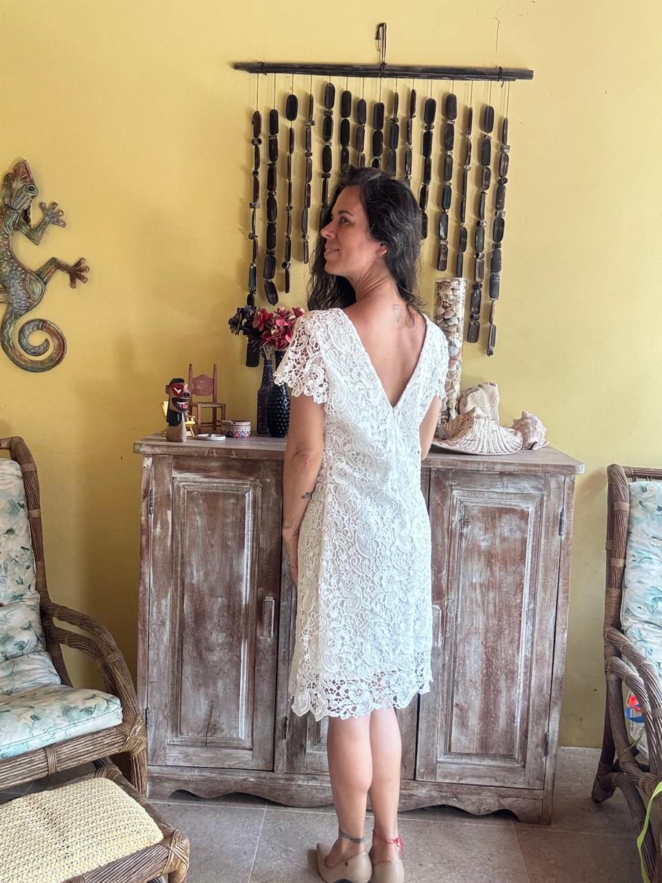 Vestido de Renda Branco com Decote V e Mangas Curtas – tam G - Imagem 2