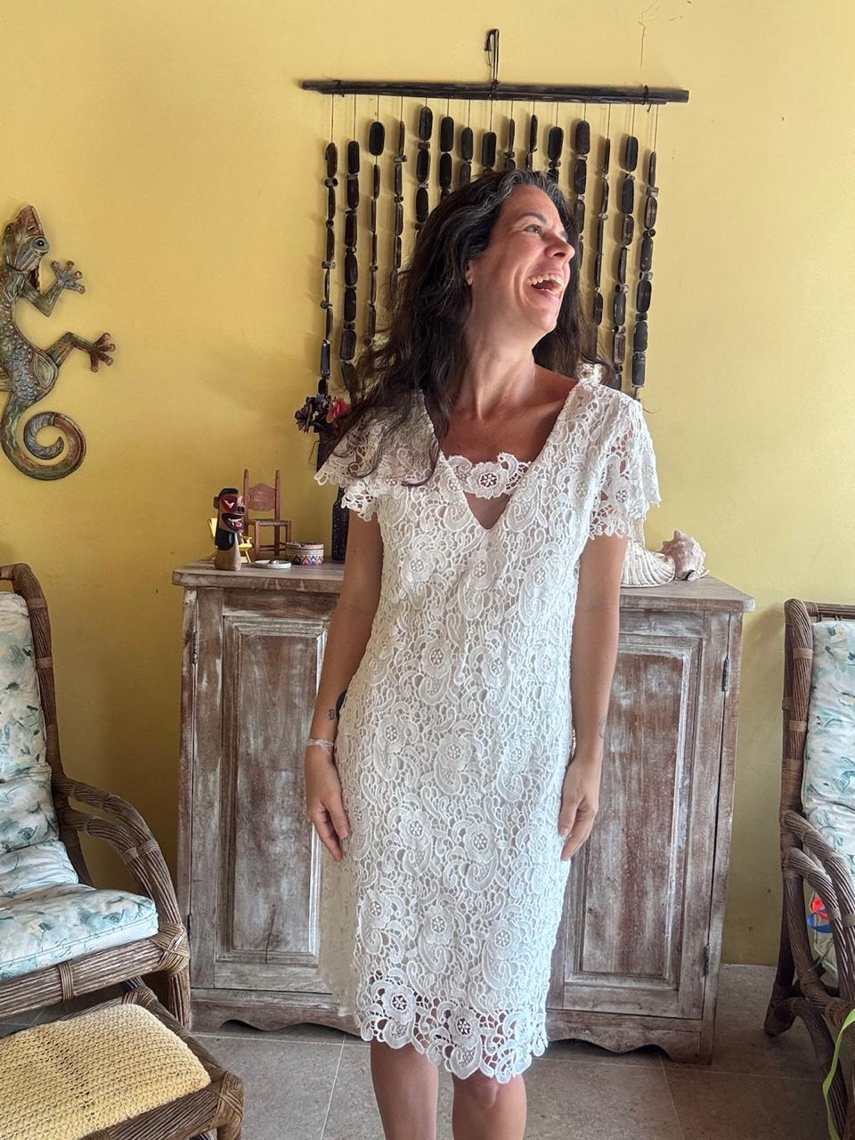 Vestido de Renda Branco com Decote V e Mangas Curtas – tam G - Imagem 4