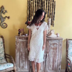 Vestido de Renda Branco com Decote V e Mangas Curtas – tam G