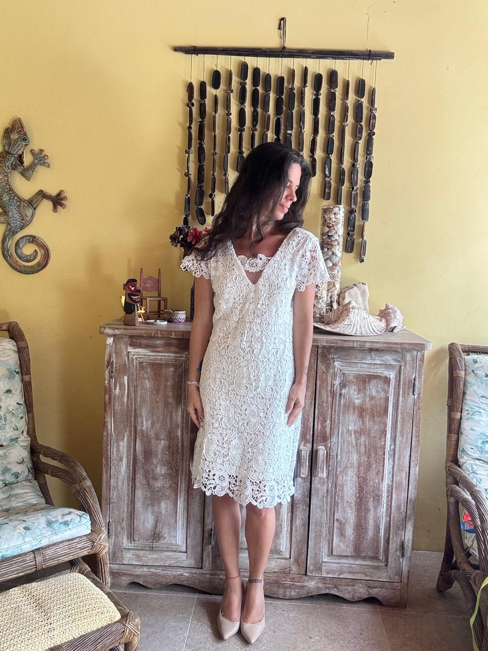 Vestido de Renda Branco com Decote V e Mangas Curtas – tam G