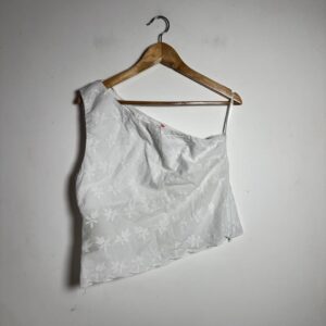 Conjunto Branco Bordado com Short e Cropped de Um Ombro Único – tam G